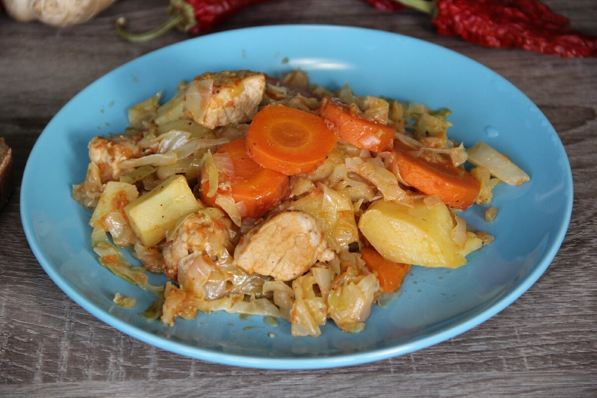 Очень вкусное и полезное блюдо. Занимаем мало времени в приготовлении. Основа этого блюда-мясо и картошка, остальные ингредиенты по желанию. Хочу поделится с вами своим рецептом тушеной картошки с мясом и капустой. Это идеальный вариант для сытного обеда и ужина.