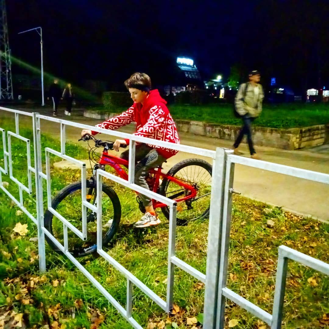 Подростки, катающиеся на велосипедах в сквере на Попова откровенно удивлены этому решению и считают его опасным. В случае неконтролируемого столкновения возникает риск вылета через забор на проезжую часть.