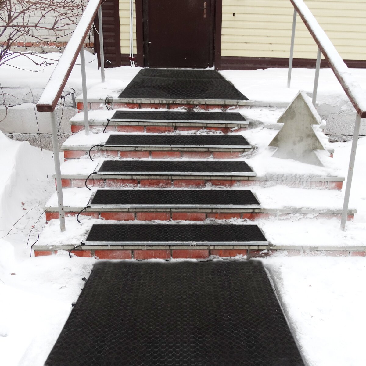 Греющие резиновые дорожки.