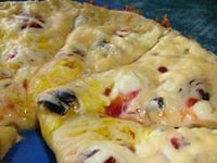 Пицца на сковородке за 10 минут - фантастика, думайте такое не возможно! Лучше попробуйте приготовить пиццу по этому рецепту. Быстрая пицца на сковородке за 10 минут - отличное решения для тех, у кого нет времени долго готовить и надо срочно накормить семью или неожиданных гостей. Пицца получается вкусной, мягкой, ароматной, тонкой и очень аппетитной. Приготовить такую пиццу может любой начинающий кулинар!