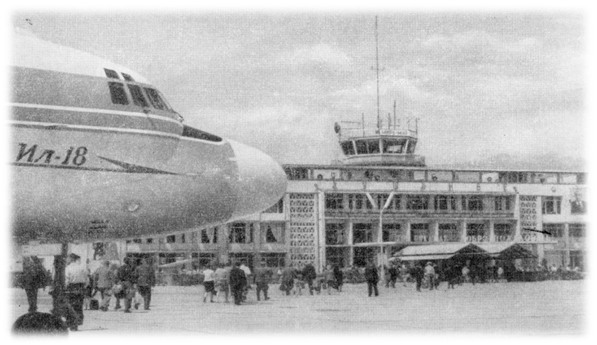 ИЛ-18 в аэропорту г. Душанбе, в СССР...  Фото из открытых источников.