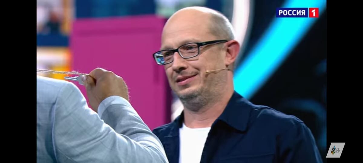 Член жюри показывает мне ключ от первой двери.