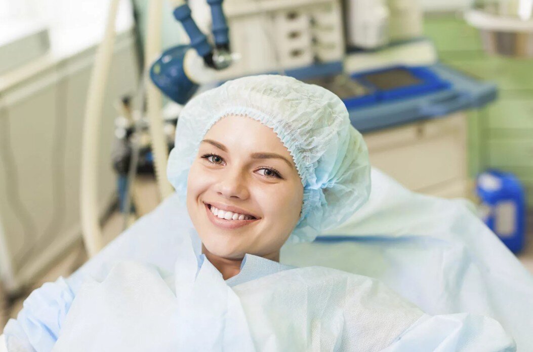 Женщины оперирует. Счастливый пациент. Пациент после операции. Счастливый пациент после операции. Послеоперационный период фото.