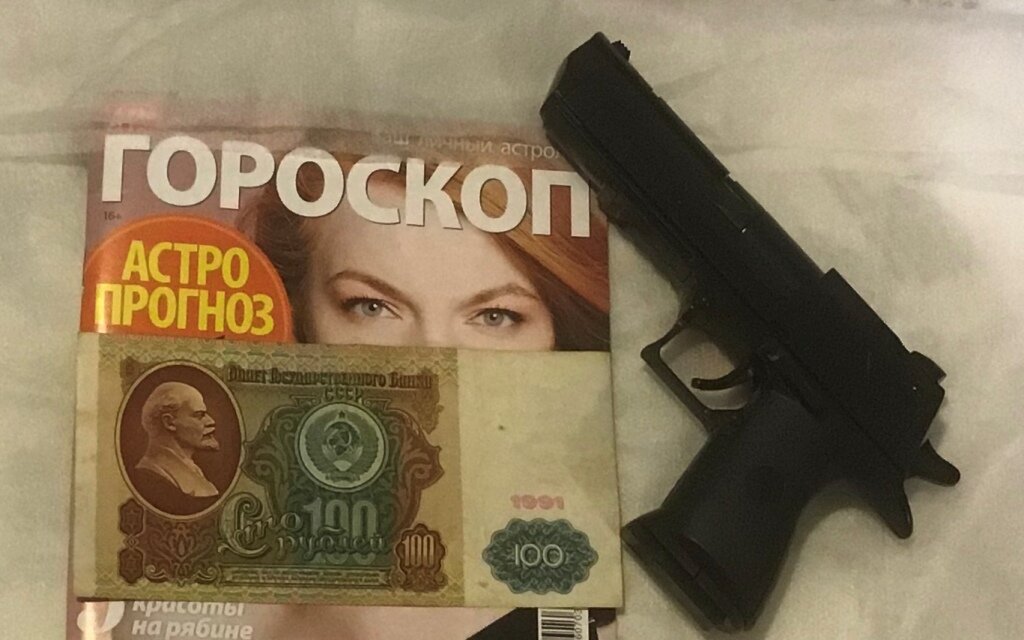 "Надо было все-таки нашу кассиршу грабить" - думал я, поглаживая рукоять пистолета.