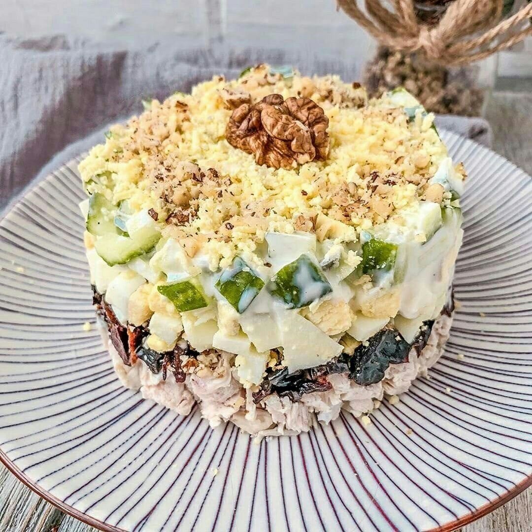 Слоеный салат с черносливом                      Фото с сайта https://telemetr.me/