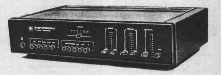 руг принёс на ремонт Редкий Советский усилитель "Электроника УК-044 стерео". Смотрим что внутри

Вчера

3,7 тыс. дочитываний
1,5 мин.


Всем привет! Попался мне на ремонт вот такой вот интересный зверёк. Принёс его мой друг со словами- "Притащил домой, включил, вроде как работает и фон есть, но вот на сигнал входной ну никак не реагирует". По его словам, достал он сей аппарат у одного деда.Оказался тот дед заядлым любителем старой аудиотехники а может даже и аудиофилом. Однако, усилитель этот почему-то его никак не впечатлил. Так "Электроника" и пролежала несколько лет у него без дела. А потом, по воле случая, прикупил его по хорошей цене мой друг. Вот приятель и решил его приспособить у себя в гараже, дабы играли в паре с 25 АС-121 «Романтика» и разбавляли тишину старыми песенками. Ну не пропадать же добру...

Первое впечатление
Честно говоря, настолько неказистый усилитель я наблюдал впервые. Корпус у "Электроники" отлит из пластика и покрашен в светло-жёлтый цвет. Поэтому усилитель больше походит на какой-то аппарат военного назначения, где до внешнего вида сами знаете как до чего.Ну ладно, отбросим прочь все предрассудки и посмотрим, чем нас может удивить сегодняшний гость:
Несмотря на неказистый вид, передняя панель устройства изобилует всевозможными регуляторами и кнопками. Тут тебе- полный набор переключателей входов, ползунковый регулятор баланса, поканальные регуляторы низких/высоких частот и так ненавистный, шуршащий ползунковый регулятор громкости.Что по "железу"
Кстати, а проблема то оказалась довольно банальной- контакты СГ-5 ОНЦ-ВГ (гнездо под 5 штырьковый разъем) покрылись окислом и не контачили. Если действовать по науке, необходимо было их всех перепаять. Но, нежелание друга лишний раз тратиться (да и не было у меня таких), натолкнуло меня к преобразователю ржавчины и тоненькому напильничку. Несколько часов неспешной работы и всё готово!
Отличительной особенностью "Электроника УК-044" кроме внешнего вида является нетипичное расположение разъемов. Кто-то ругает данную фишку за неудобство, а кому-то она наоборот приходится по душе, поскольку так устройство занимает меньше места.Технические характеристики:
Диапазон воспроизводимых частот: ................................. 20- 20,000 Гц;
Номинальная выходная мощность: ...................................... 25 Вт/4 Ом;
Неравномерность АЧХ в диапазоне: .................... 20- 20,000 Гц: ±1,5 дБ;
Отношение сигнал/невзвешенный шум: ........................................ 66 дБ;
Коэффициент общих гармонических искажений: .......................... 0,3%;
Минимальная ЭДС источника сигнала: ......................................... 200 мВ;

1 из 2


Внутреннее пространство поделено на отдельные экранированные секции. Выглядит добротно
Что по звуку
Звучит "Электроника УК-044" довольно самобытно. Слышно что усилитель оснащен довольно развитой системой тонкомпенсации и глубокими регулировками высоких и низких частот. Испытывали усилитель в паре с той самой 25 АС-121 «Романтика».Отличный ненавязчивый бас, прекрасная детализация и динамика (где-то на уровне Бриг-001). Тот самый случай, когда аппарат действительно "ужасный на лицо, но добрый внутри".
По итогу
Он действительно звучит! Если Вам предлагают такой аппаратец за 3-4 а то и менее тысячи рублей, то смело берите (поверьте оно того стоит). Провести ревизию конденсаторов, запихнуть аппарат вглубь полки от глаз подальше и радоваться хорошему звуку.Спасибо что дочитал данную статью! Я буду очень благодарен если ты поставишь палец вверх и подпишешься на мой канал!

