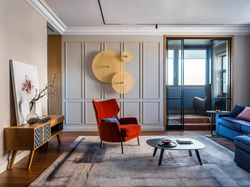 Гостиная. Журнальный стол, Rolf Benz, “Трио-Интерьер”; кофейный столик, Muuto, L'appartement; кресло, Sits, Scanddyy; тумба из шпона с принтом изготовлена по эскизам дизайнера в столярной мастерской Mebel-kav; настенный светильник, Aromas del Campo; картина Яна Тихоненко Rust on White II из галереи Art Brut Moscow.