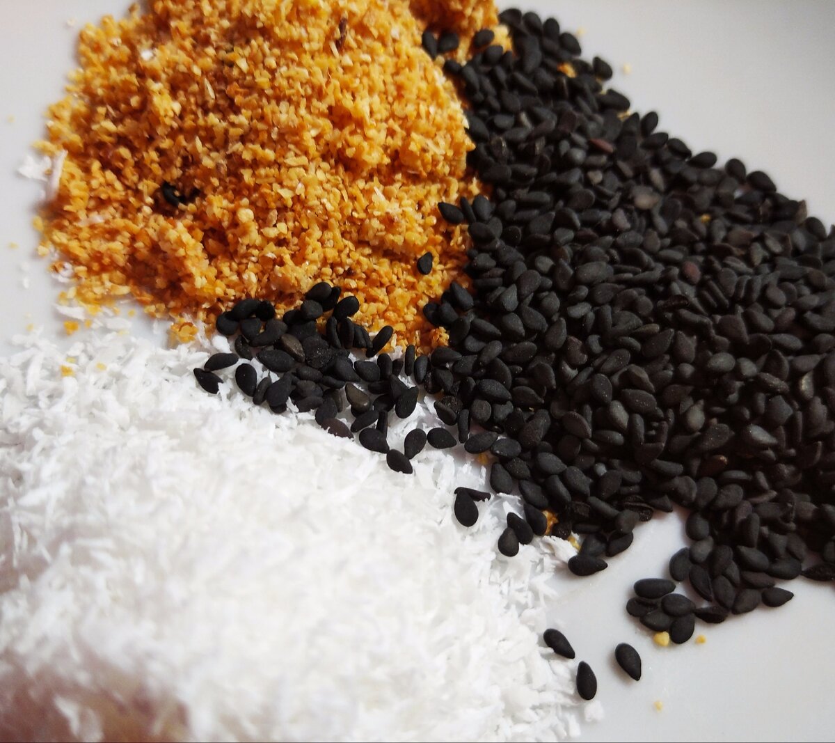 Пример панировок: кокосовая стружка, черный кунжут, сушёный чеснок.