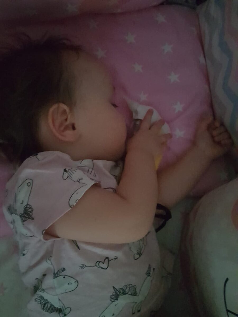 Любит засыпать с соплеотсосом.. Там мелодия приятная)) 