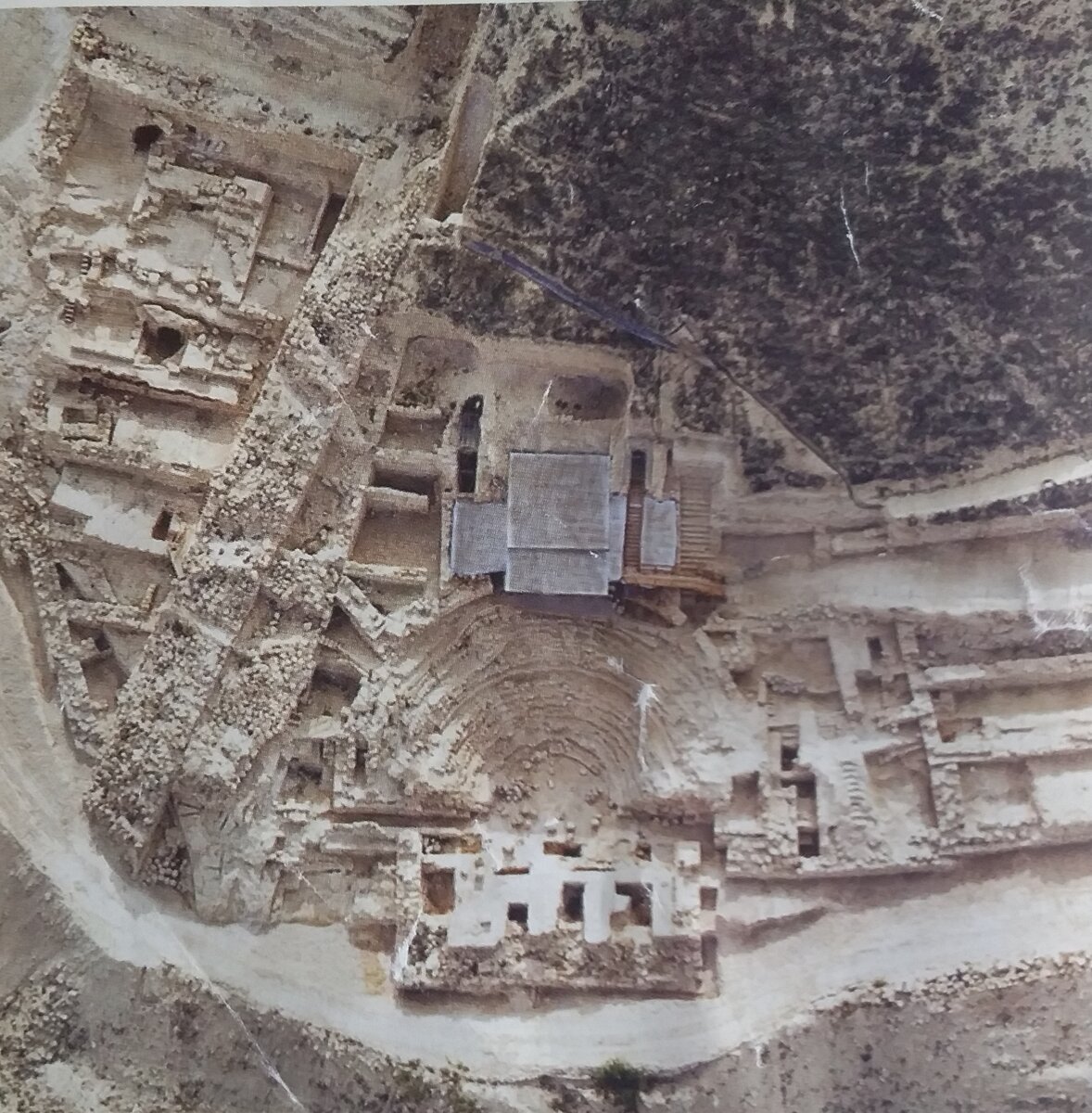 Так место выглядело ранее. Фото из буклета, посвященного Иродиону. 