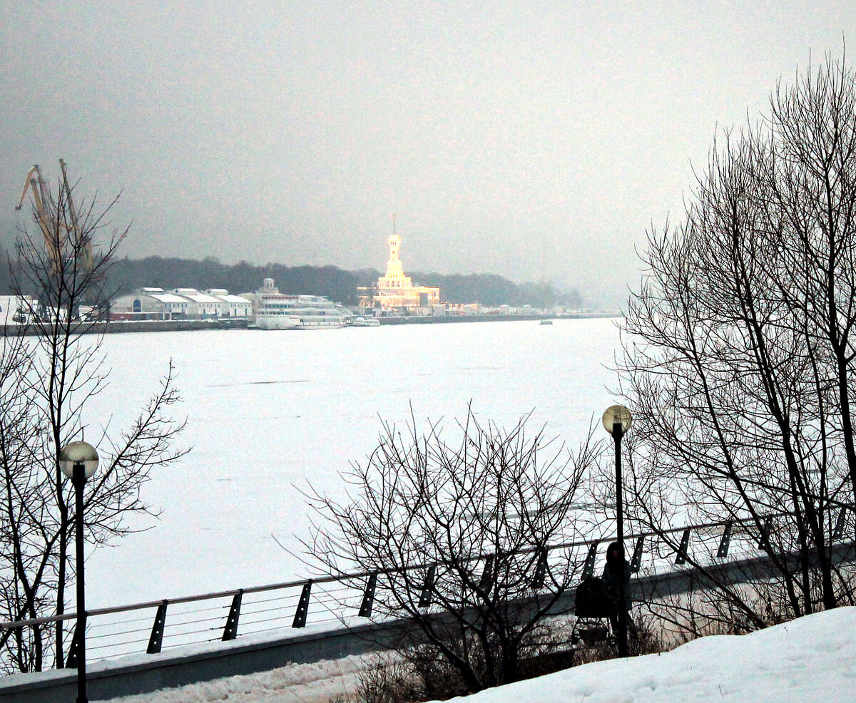 Кадр при увеличении. Подсветка здания Речного вокзала зимним вечером. Фото автора