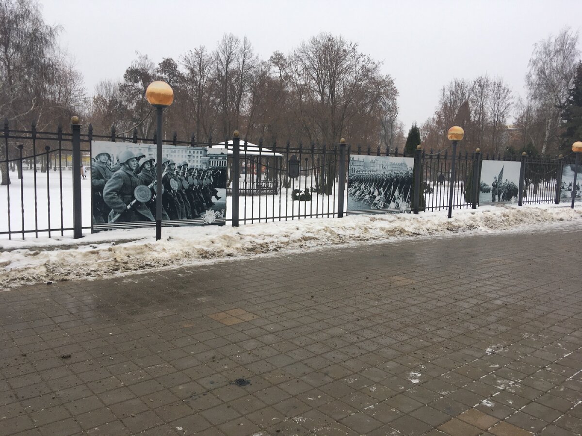 Видна беседка для отдыха, раньше ее не замечала... Впрочем, зимой не актуально.