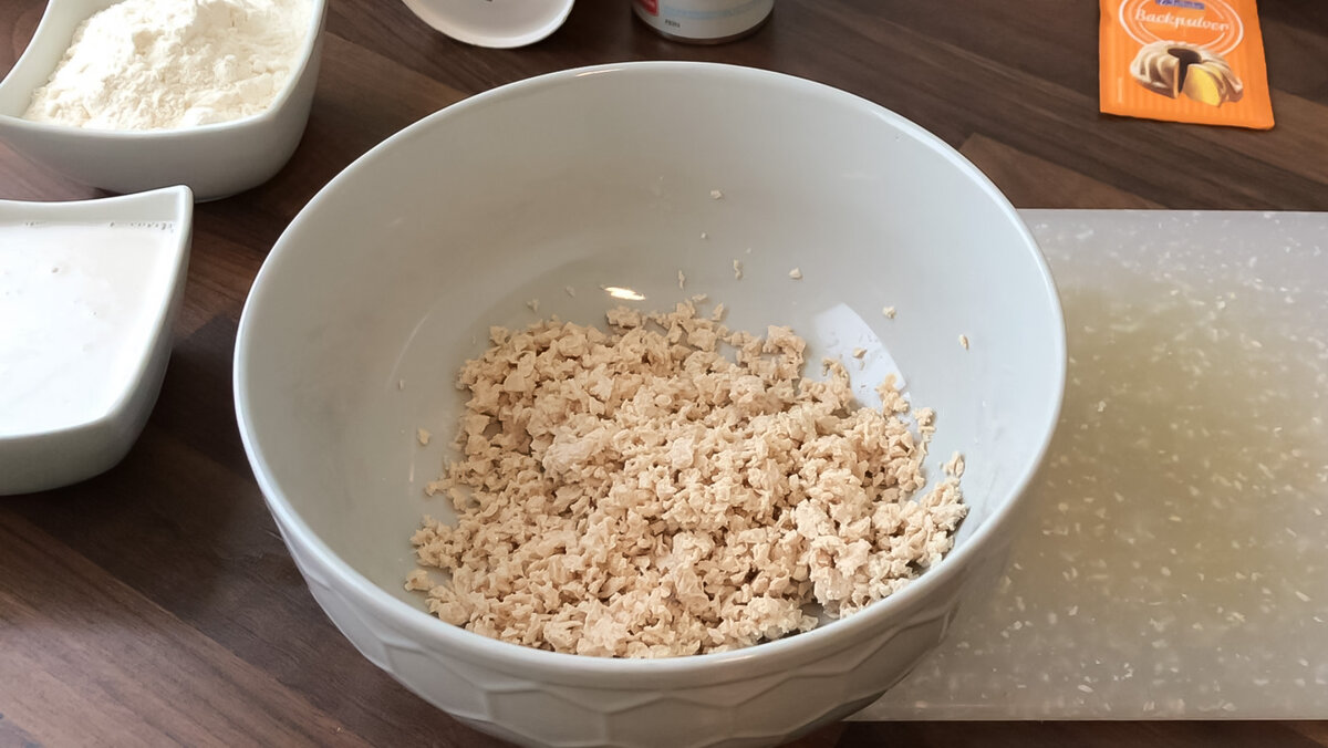 Просто руками разминаем.