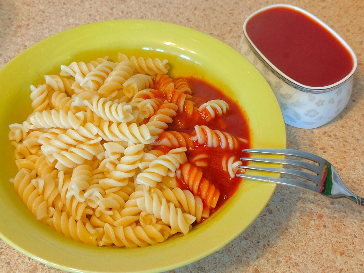 полезная паста и кетчуп, сделанный самостоятельно. Кушаю сам с удовольствием.