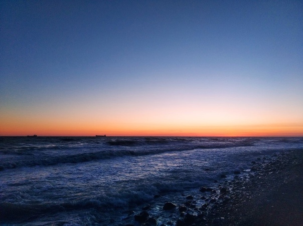 Какое же оно...   море... и небо...  рядом с ними... и глядя на них... чувствуеш какие же они великие... и какой же я маленький...