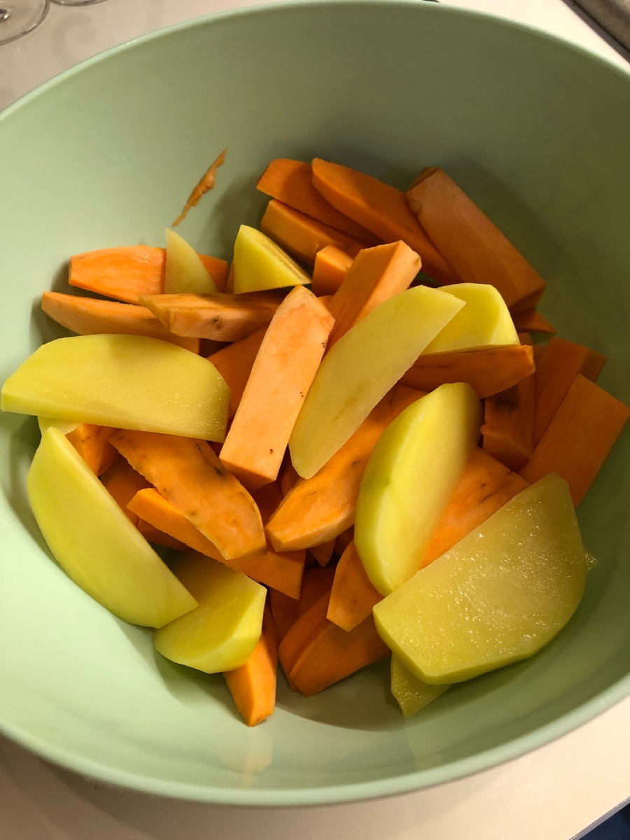 Напоминает тыкву по внешнему виду, но мягче.