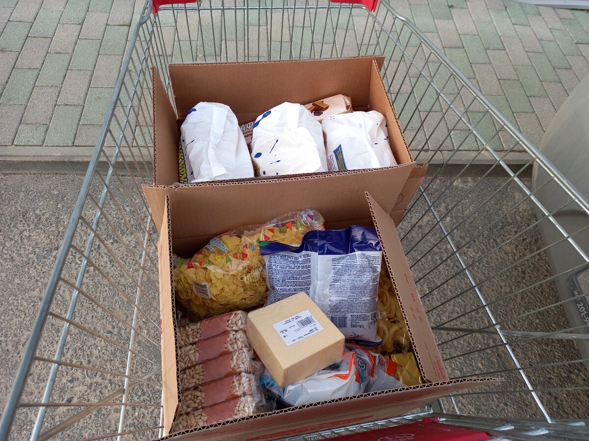 Удобно,что корзину можно вывозить на улицу до машины,в некоторых магазинах запрещено. 