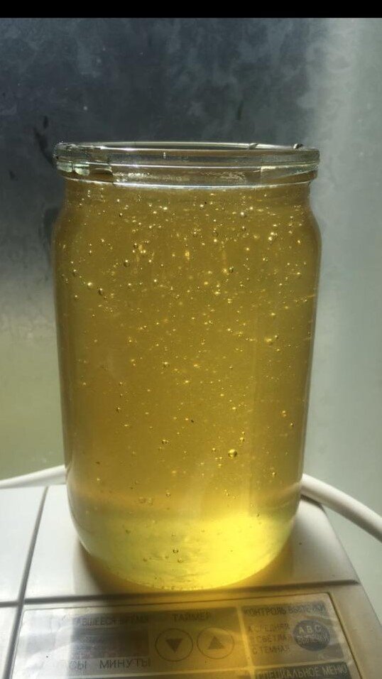 ЭТО МЕД АКАЦИИ. ОТПРАВЛЯЛА ЭТУ ФОТОГРАФИЮ ПОКУПАТЕЛЮ