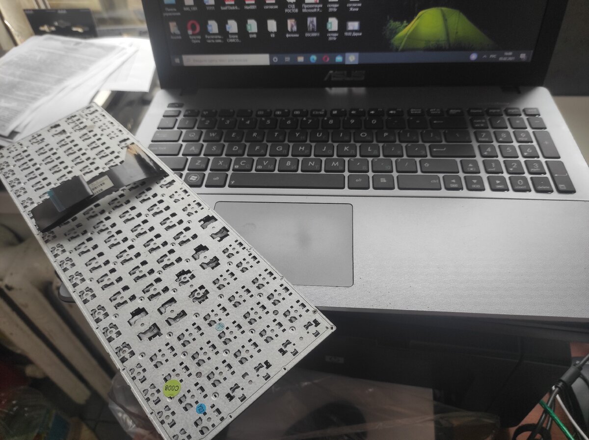На фото ноутбук Asus X550L, распространенная модель, на котором проводил замену клавиатуры