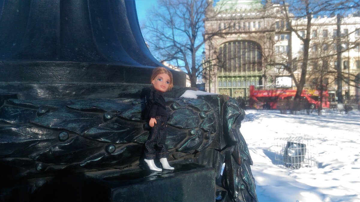 Елисеевский и красный туристический автобус делают атмосферу.