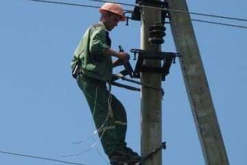 Монтерские лазы  – это инструмент, благодаря которому электрик без труда поднимается на вертикальный столб  для проведения на высоте работ любого типа. Это могут быть ремонтные, монтажные, профилактические работы.