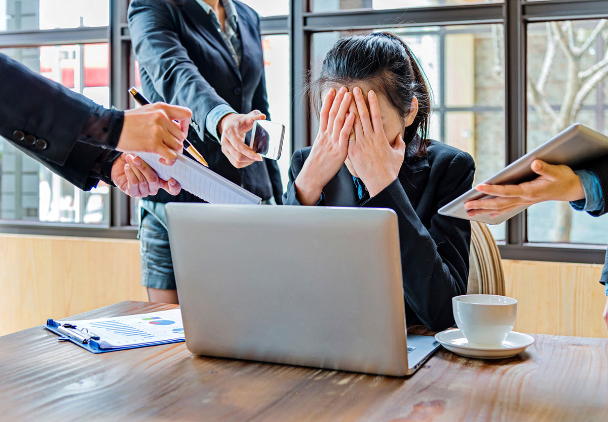 Professional stress. Человек на работе. Отвлекается на работе. Отвлечься от работы. Стресс на работе.