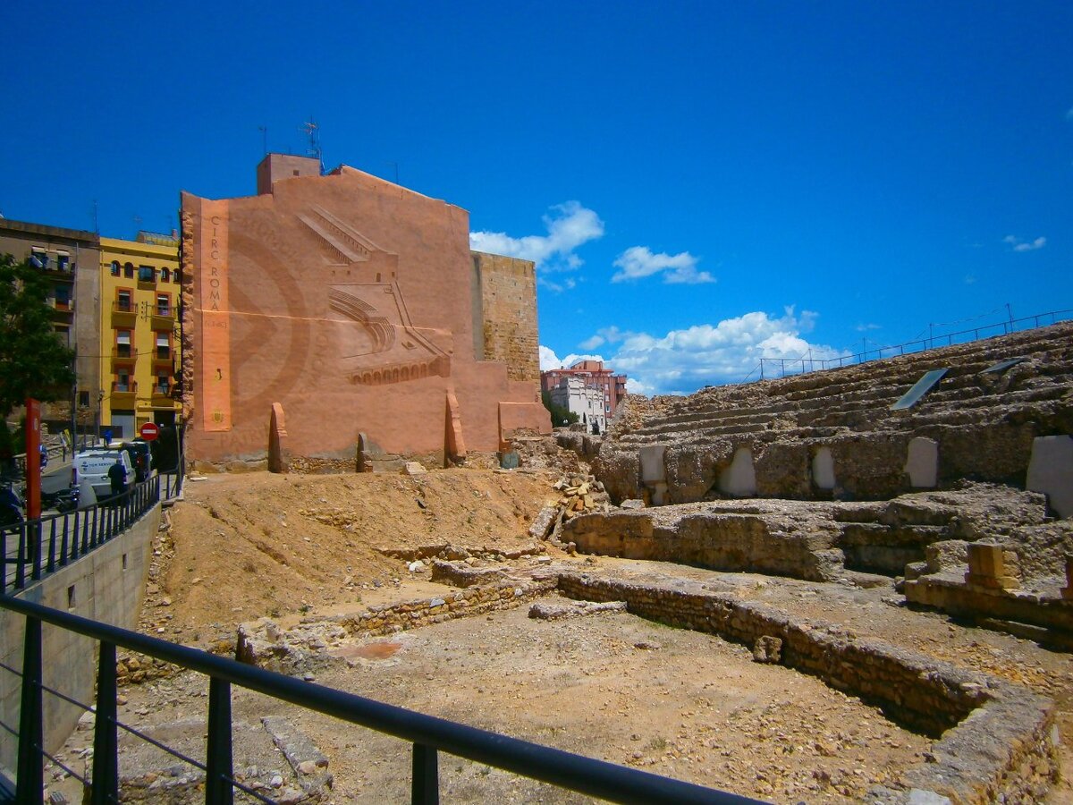 А это все,что сохранилось от Римского амфитеатра. 