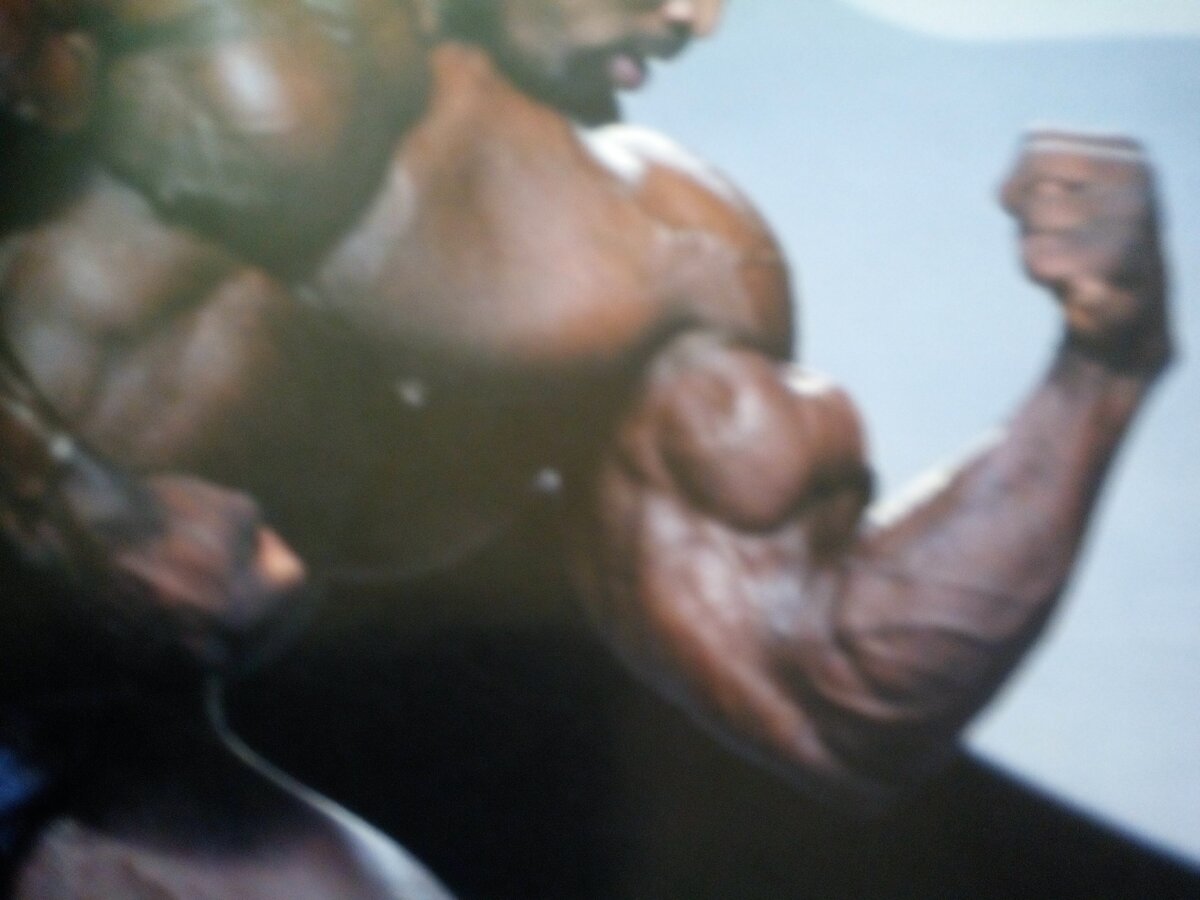 Большой бицепс бодибилдера