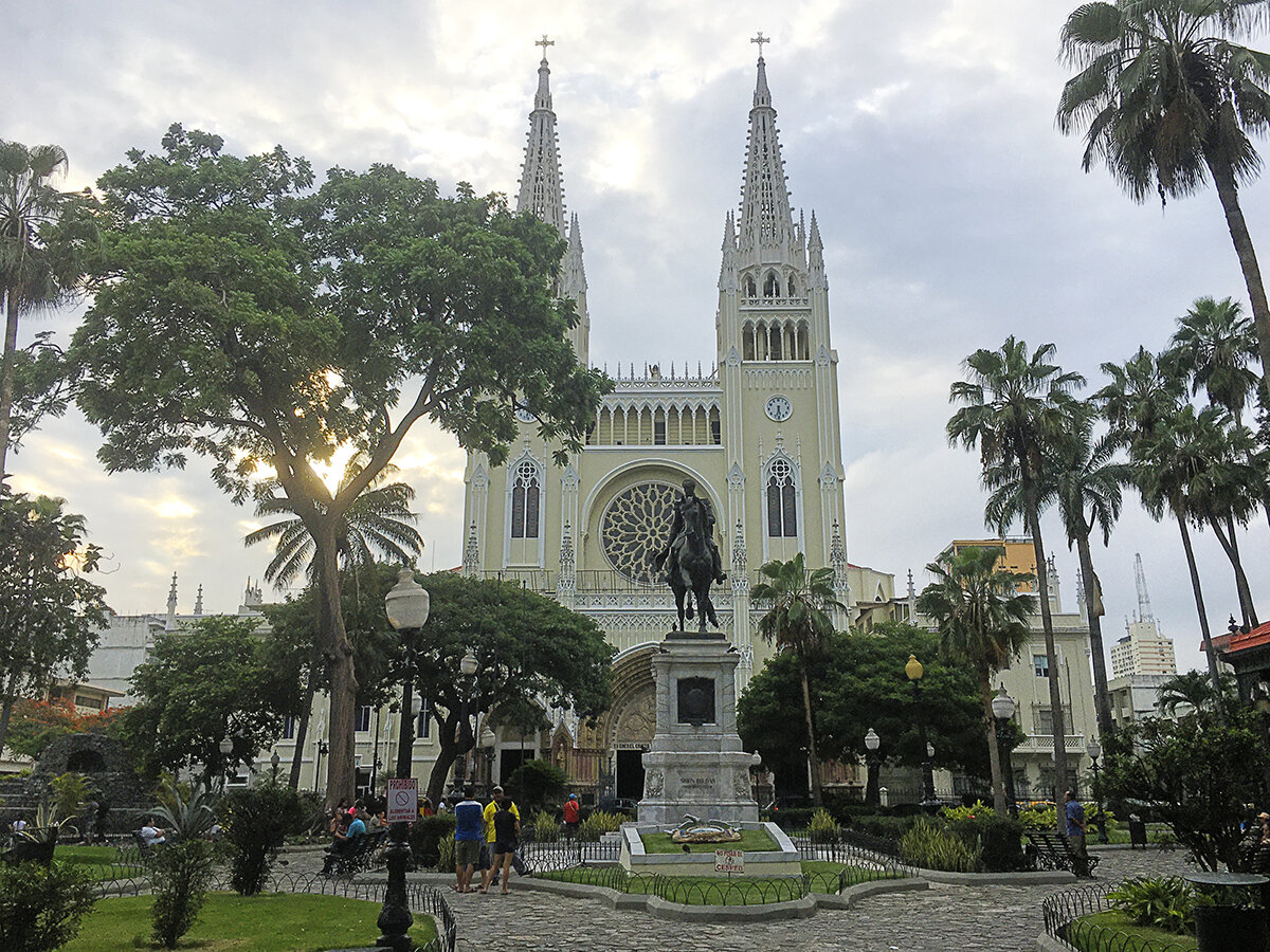Parque Seminario, памятник Симону Боливару и Кафедральный собор, фото автора