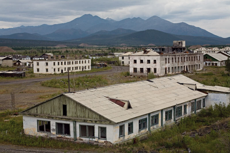 Один из многочисленных на Колыме мёртвый посёлок Буркандья. Ещё не так давно здесь кипела жизнь, люди работали, добывали золото и просто жили. Но девяностые годы нанесли жестокий удар по региону, заставив людей искать пристанище и работу в других местах. Теперь в этом посёлке можно встретить только редких нелегальных золотоискателей. Именно через Буркандью пролегает путь к самому доступному здесь озеру Малык. До посёлка ещё сохранилась сносная по местным меркам дорога, но к самому озеру летом нужно ехать уже на вездеходе. Лишь зимой, когда замерзают болота и прокладываются зимники, вся территория становится доступнее.