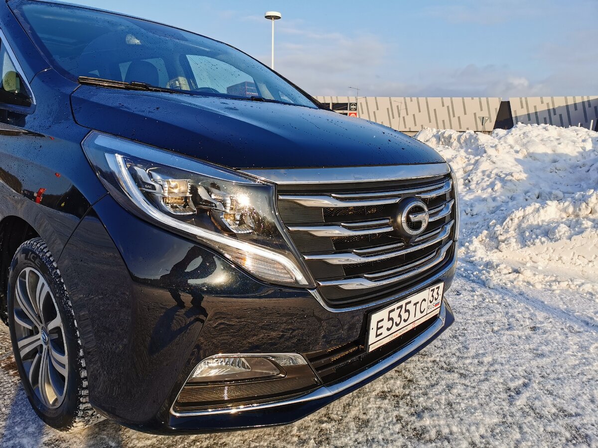 С такого ракурса китаец похож на Мерседес. Массивный за счет решетки радиатора, солидный из-за технологичной головной оптики, привлекательный в общем.