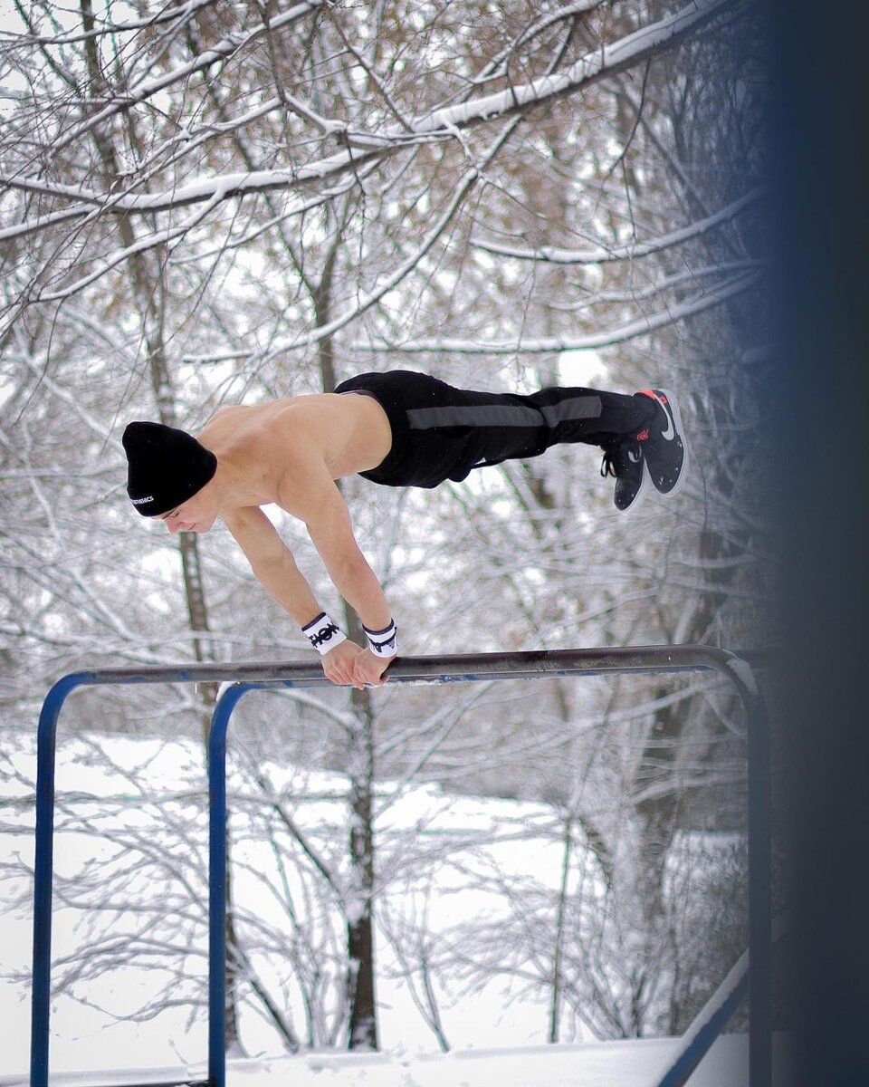 Тренируется и зимой (в гимнастическом зале) и летом (на площадке)