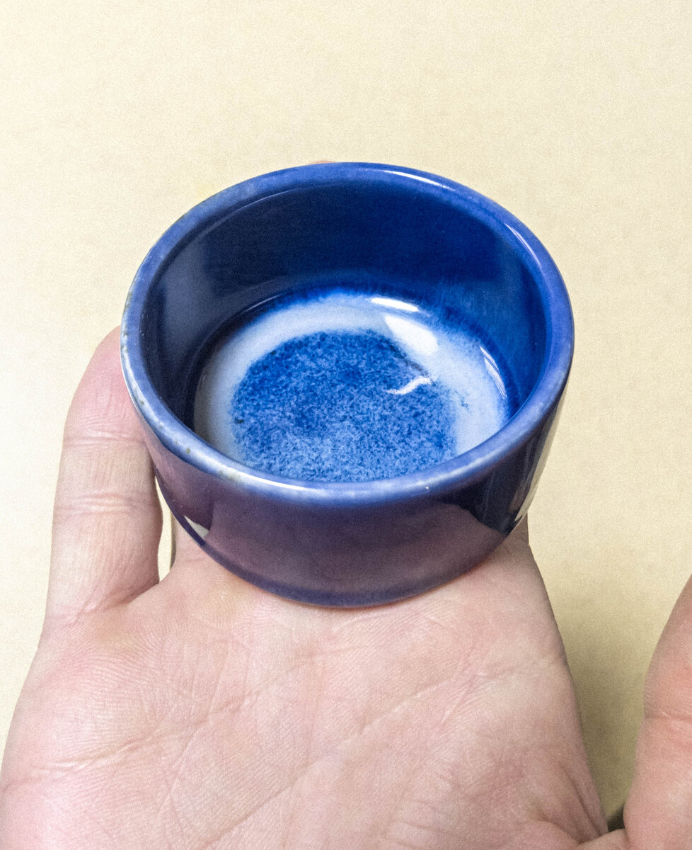 Эта маленькая прелесть называется соусницей  :D