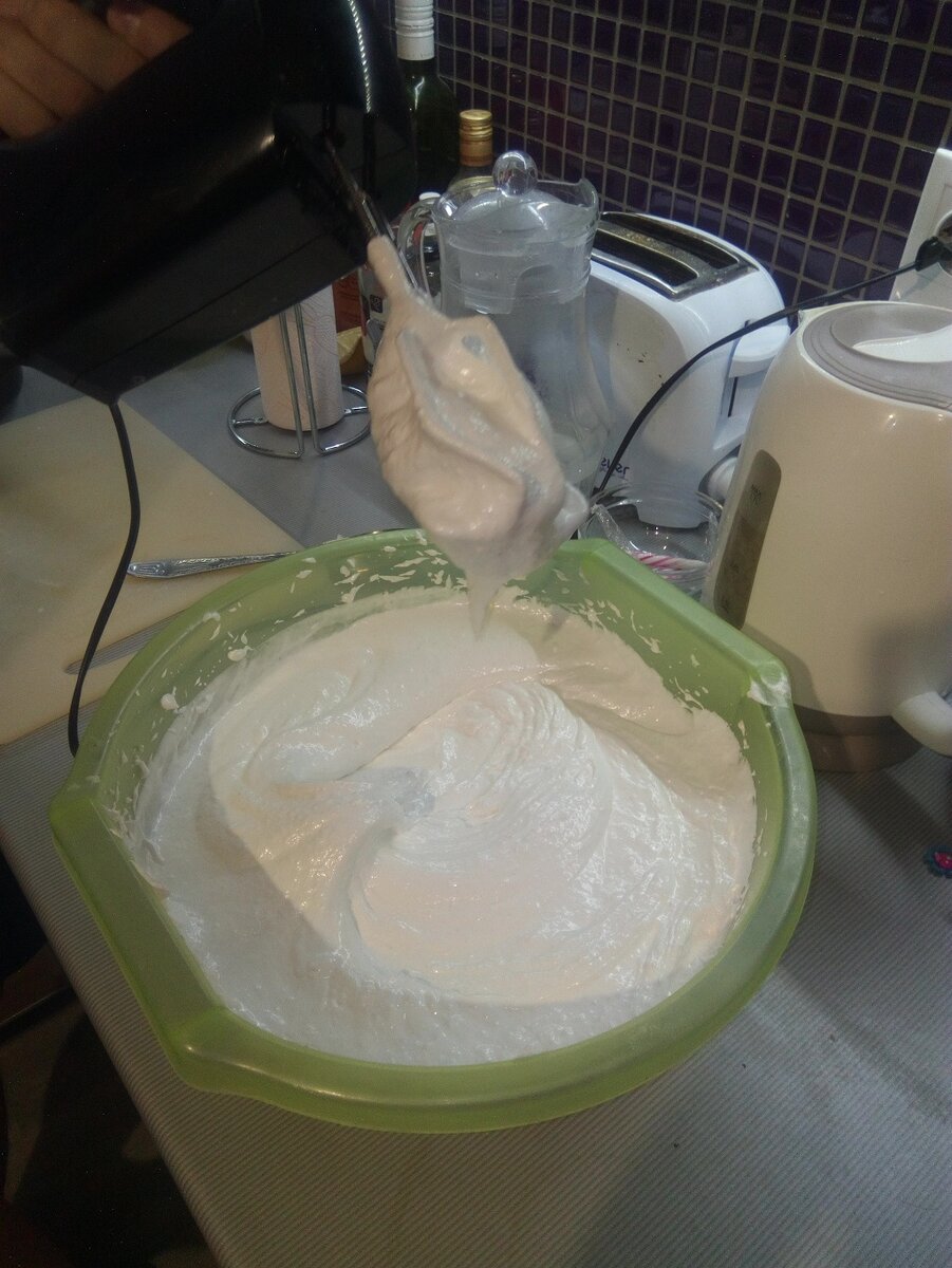 Ручной миксер в действии