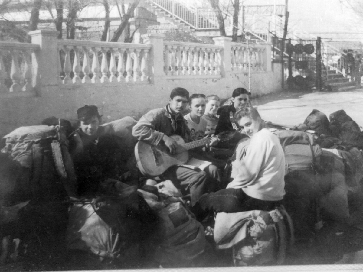 Группа А. Польникова на вокзале в ожидании поезда. 1997год