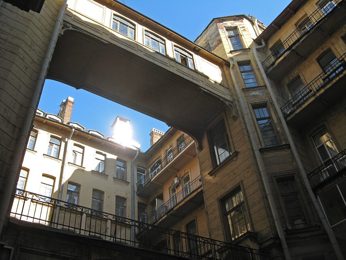 Дом Бака на Кирочной улице в Петербурге. Вид со двора. Фото из открытых источников.