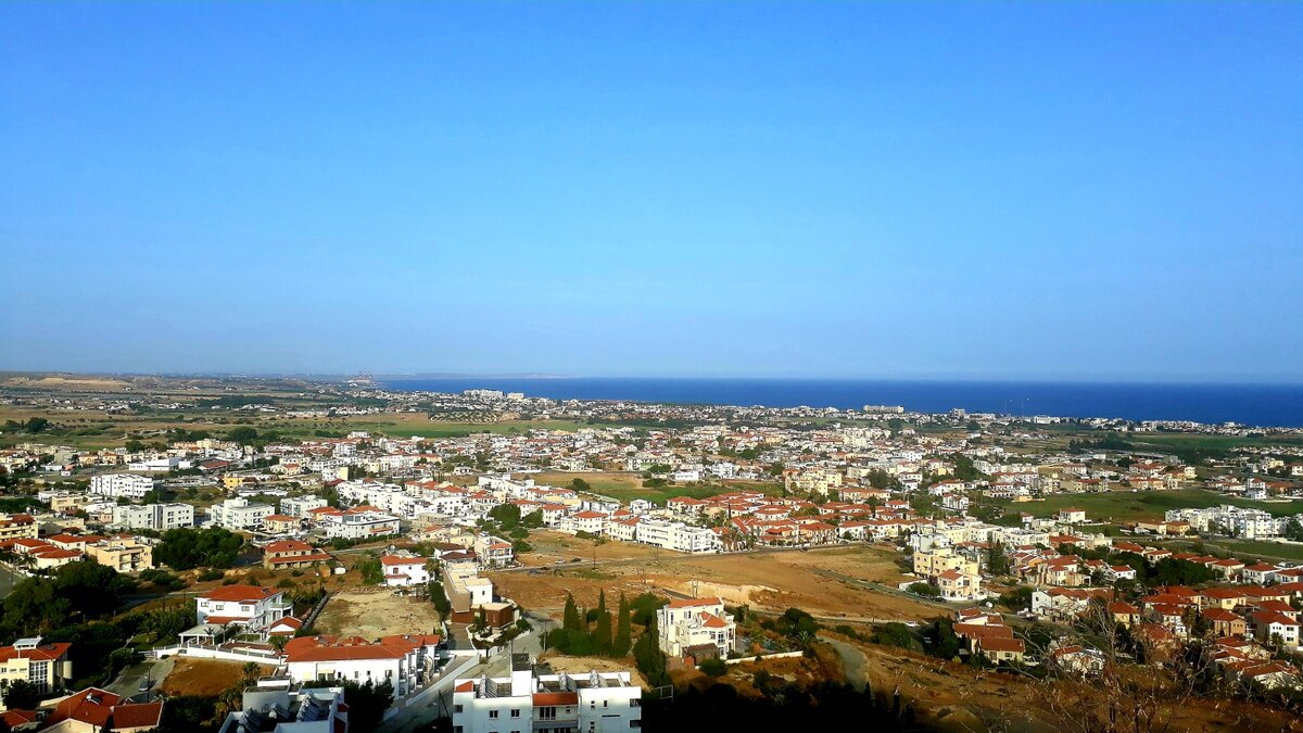 Вид на деревню с горы. На свадьбу приходят почти все жители. Бывают веселые денечки, когда в деревне сразу две или три свадьбы. Приглашенные бегут с одного конца поселения в другой, чтоб успеть поздравить всех.