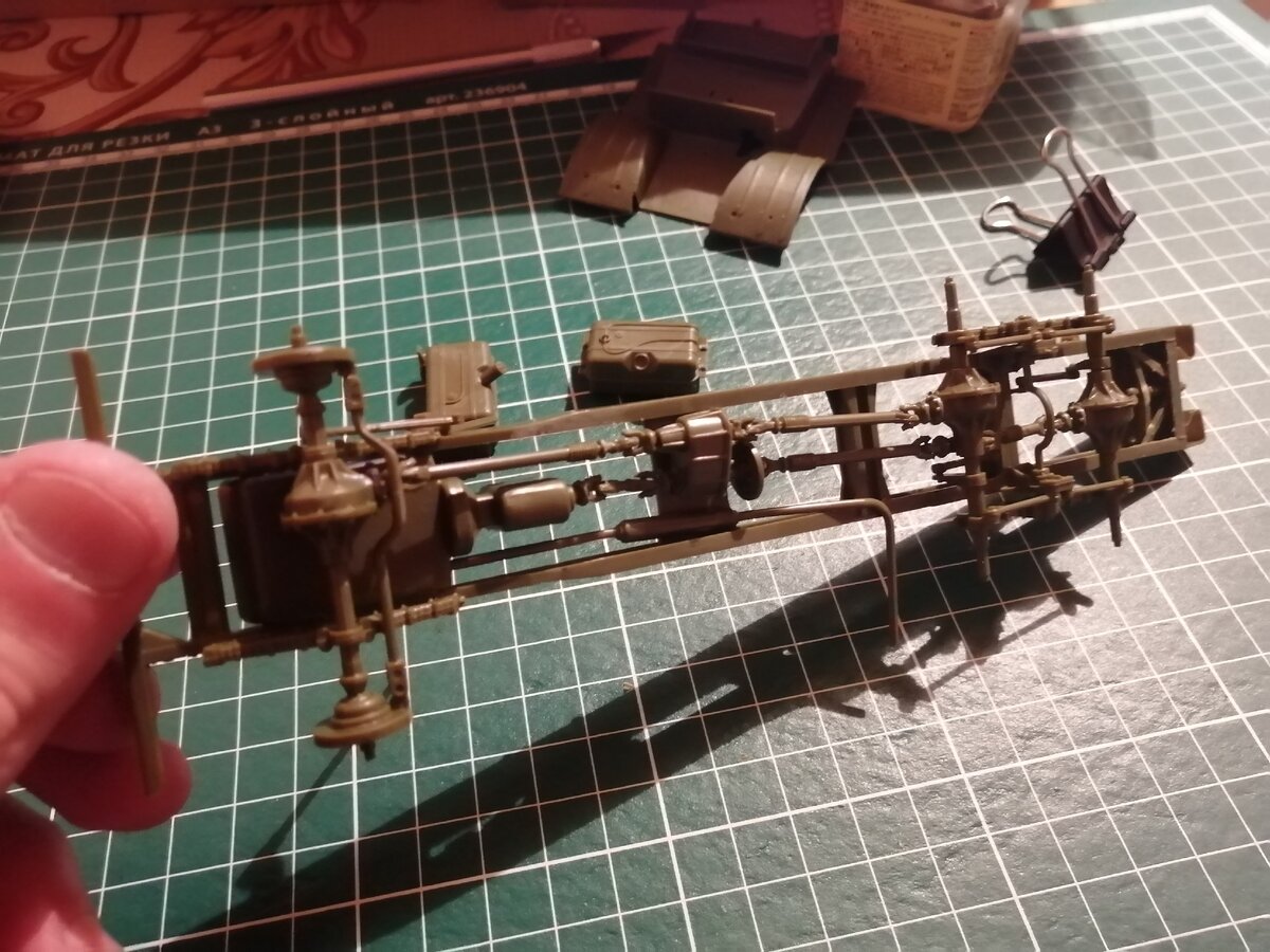 Клеим раму и ходовку