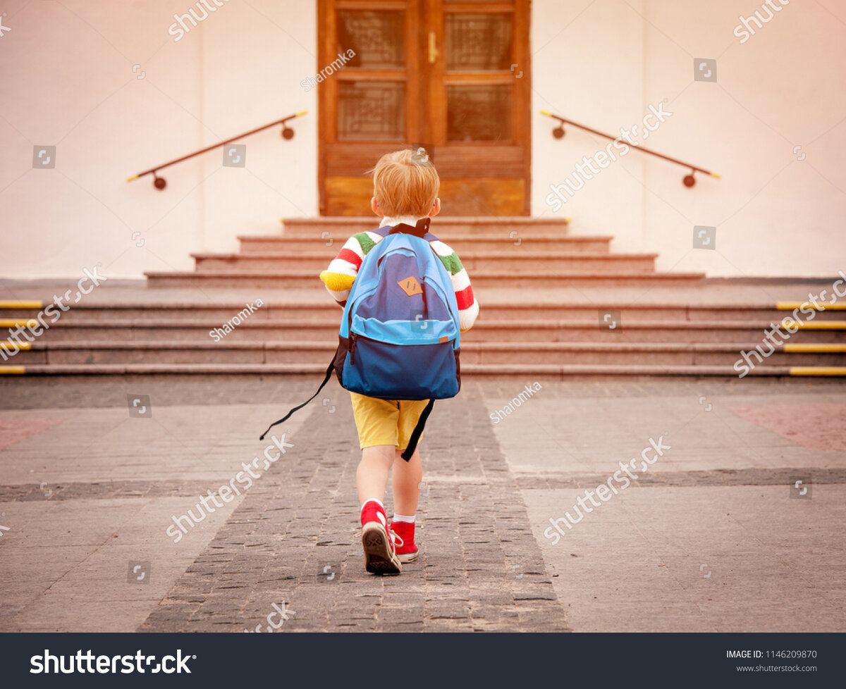 Многие взрослые любят говорить, что школьные годы были лучшими в их жизни. Но я подозреваю, что многие из них просто забыли детали и сохранили в памяти только приятные воспоминания. Что касается меня, то я сейчас учусь в школе и вижу многие аспекты школьной жизни изнутри. И я хочу выразить свою точку зрения относительно проблем, с которыми большинству учеников рано или поздно приходится сталкиваться. Возможно, вы будете удивлены, но жизнь школьников порой оказывается не намного легче, а иногда и труднее, чем жизнь их родителей. 
Первая проблема в моем личном рейтинге – это отсутствие свободы выбора. Что это значит? Например, если взрослый человек не хочет работать учителем, он может попробовать себя в чем-то другом. Если ему не нравится работать в этой конкретной компании, никто не станет его заставлять. Да, иногда взрослым людям приходится выполнять скучную и неприятную работу, но, во-первых, это их собственный выбор, а во-вторых, они получают за это деньги. Что касается учеников в школе, то они не могут выбирать, какие предметы им изучать. Также они не могут выбирать учителей. Они просто должны делать то же, что и все. А это нечестно. Например, я точно знаю, что мне никогда в жизни не пригодится геометрия. Я собираюсь стать переводчиком или гидом и посвятить жизнь путешествиям и общению с людьми. Я не считаю себя глупой, но я, правда, не могу осилить все эти цифры, теоремы и интегралы – у меня просто нет способностей к математике. И я не понимаю, с какой стати я должна тратить время и силы на эту бесполезную ерунду! Принято считать, что школьники слишком малы, чтобы выбирать, потому что они не знают, какие предметы понадобятся им в будущем. Да, я согласна, что они слишком малы в начальной школе, но мы, десятиклассники, достаточно взрослые, чтобы сделать выбор. Тем не менее, мне придется сдавать ЕГЭ по математике, которая является обязательным предметом, и, скорее всего, я испорчу свой аттестат плохой оценкой.

Вторая крупная проблема для меня – это постоянная нехватка времени из-за чрезмерного объема домашнего задания. Каждый учитель считает, что его предмет самый важный и старается загрузить нас домашней работой по полной. В среднем, мне нужен час, чтобы сделать уроки по одному предмету. А у нас бывает как минимум пять-шесть уроков в день. Только представьте: после школы я должна выучить наизусть два стихотворения по литературе, решить несколько задач по математике, заполнить таблицу по биологии, подготовиться к тесту по английскому языку и выучить несколько страниц по истории. Все вместе это займет у меня около пяти часов. Итого, я учусь шесть часов в школе и пять часов дома, получая в результате 11-часовой рабочий день. Вы знаете много взрослых людей, которые бы занимались интеллектуальной деятельностью по одиннадцать часов в день? Я думаю, нет. Большинство взрослых, когда приходят домой с работы, либо отдыхают, либо меняют вид деятельности. А мы должны учиться целый день, с утра до ночи. Не подумайте, что я ленивая, но я считаю, что ученики средней школы сегодня действительно перегружены. Неудивительно, что многие из них обладают слабым здоровьем, страдают от ожирения, сколиоза и плохого зрения.

Третья проблема для меня – это отношение некоторых учителей к ученикам. Например, моя учительница по английскому – действительно замечательная. Помимо того, что она прирожденный педагог, она очень мягкая, вежливая и интеллигентная. Она уважает каждого ученика, независимо от его успеваемости и достижений. И мы уважаем ее тоже. К сожалению, есть и другие учителя, которые могут быть очень грубыми по отношению к нам. Например, наша учительница биологии может легко унизить ученика, который не подготовился к уроку. Однажды я сказала что-то не так, и она начала высмеивать меня при всех, чем довела меня до слез. После этого я даже не хотела идти в школу. Однако мы не можем выбирать учителей.