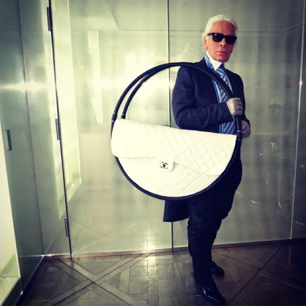 Источник фото: https://www.thefashionspot.com/assets/uploads/2012/10/file_176589_0_Karl-Lagerfeld-Chanel-Beach-Bag.jpg
