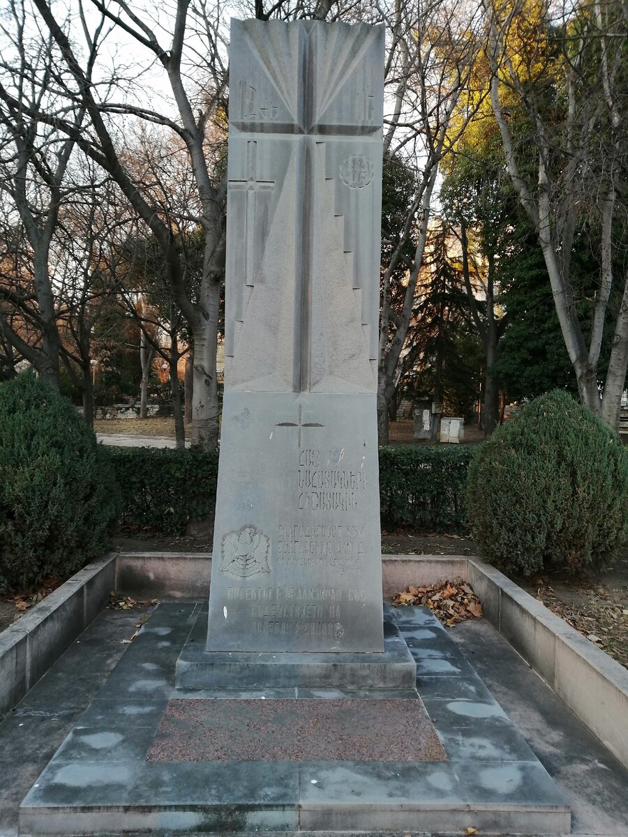 Памятники армянам. В Варне памятник русскому офицеру. Варна достопримечательности столбы. Памятники у армян.