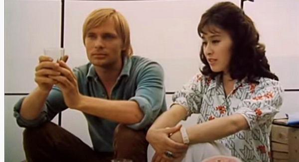 Володя (Олег Видов) и Юрико (Комаки Курихара), кадр из фильма "Москва, любовь моя" (1974) 