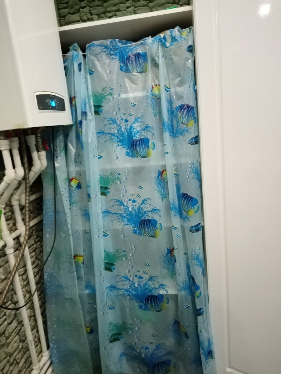 внизу в шкафу под шторой скрыта насосная станция от скважины