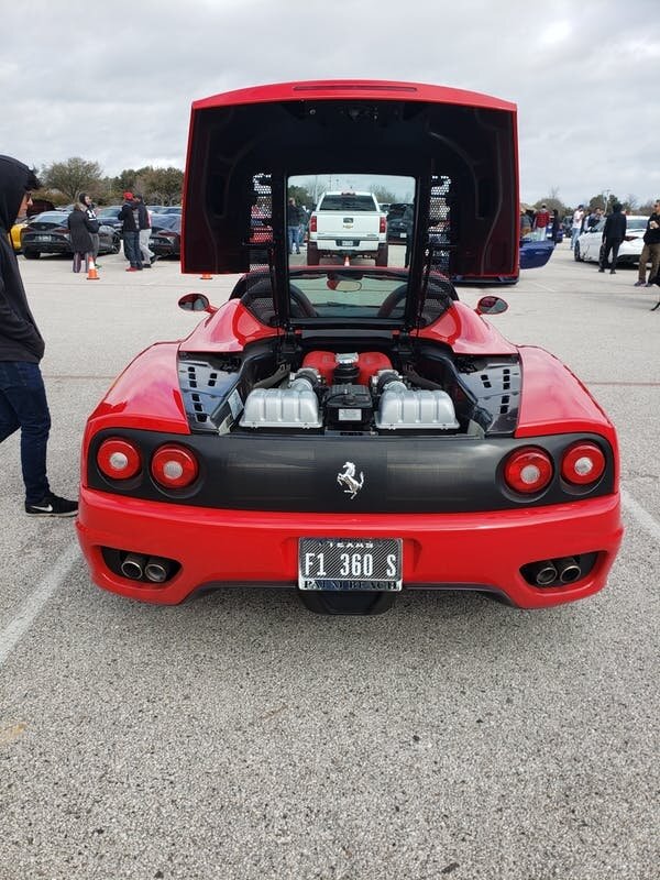 -Что у тебя под капотом? -То что не купишь - Феррари! Диалог из первой серии Форсажа!