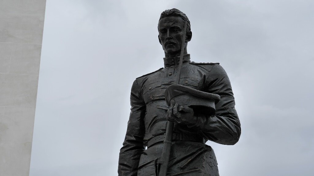 Памятник примирения. Памятник гражданской войне Севастополь. Памятник примирения в Севастополе. Памятник белогвардейцам в Севастополе. Памятник белым и красным в Севастополе.