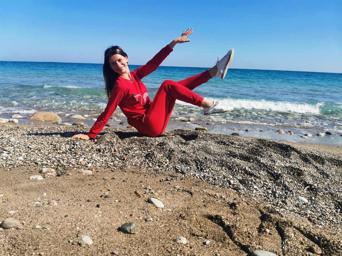 Счастливая от услышанных новостей в Турции)