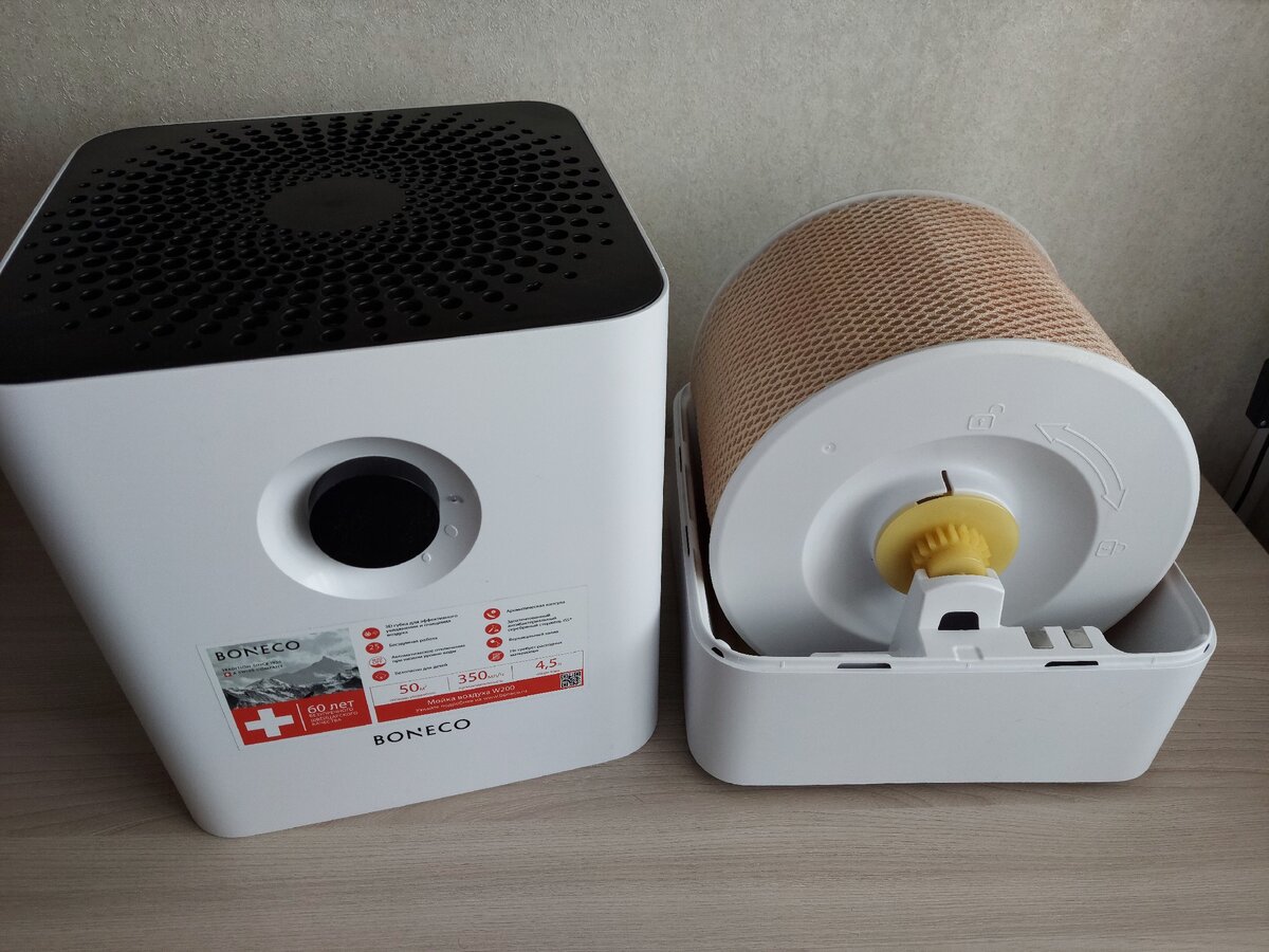 Поднимаем верхнюю часть и весь внутренний мир прибора доступен.