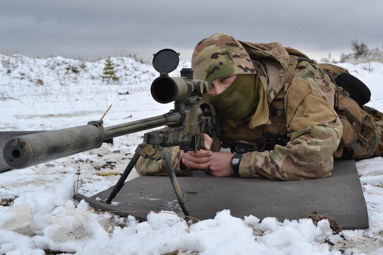 Украинские военные застрелили донецкого полицейского, когда он вместе с сослуживцами пытался эвакуировать оказавшихся вблизи линии фронта детей. 
