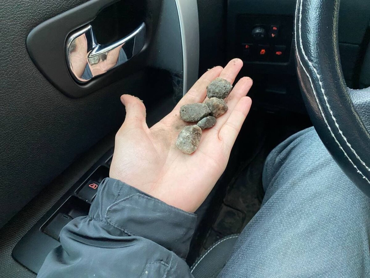 Крупные камни хорошо входят в широкий протектор зимних шин 