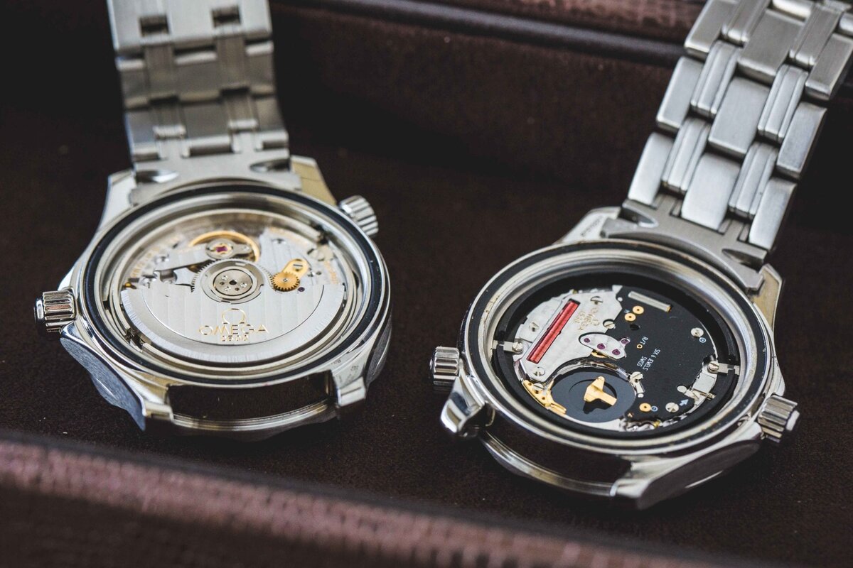 Механические (слева) и кварцевые часы Omega, существенная разница